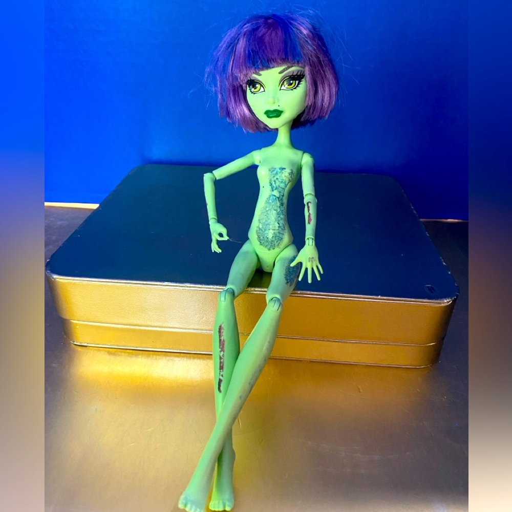Monster High 2011 Create A Monster Witch Doll Green w/Purple & Blue Hair